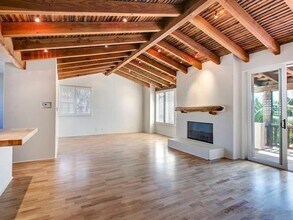 631 Loring St in San Diego, CA - Foto de edificio - Building Photo