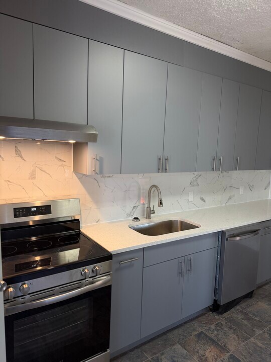 123 High St in Bristol, CT - Building Photo