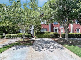 5589 Strathmoor Manor Cir in Lithonia, GA - Building Photo