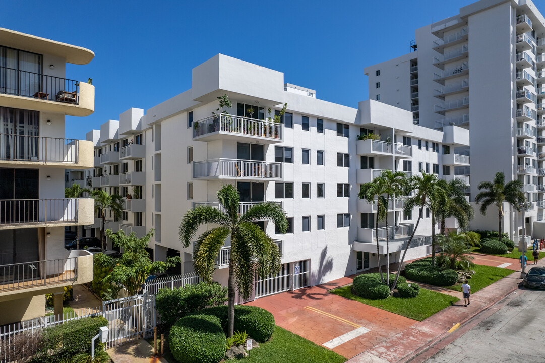 West Bay Gardens Condominiums in Miami Beach, FL - Foto de edificio