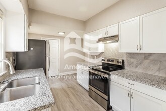 3211 E 30 Terrace in Kansas City, MO - Foto de edificio - Building Photo