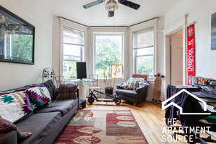 1245 W Newport Ave, Unit 2 in Chicago, IL - Building Photo