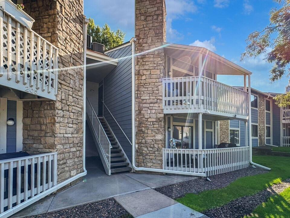 8335 E Fairmount Dr in Denver, CO - Building Photo