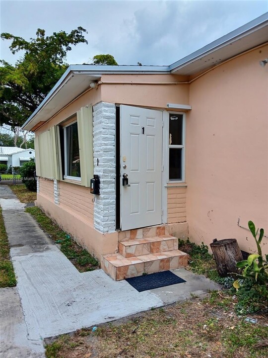 1910 Adams St in Hollywood, FL - Building Photo
