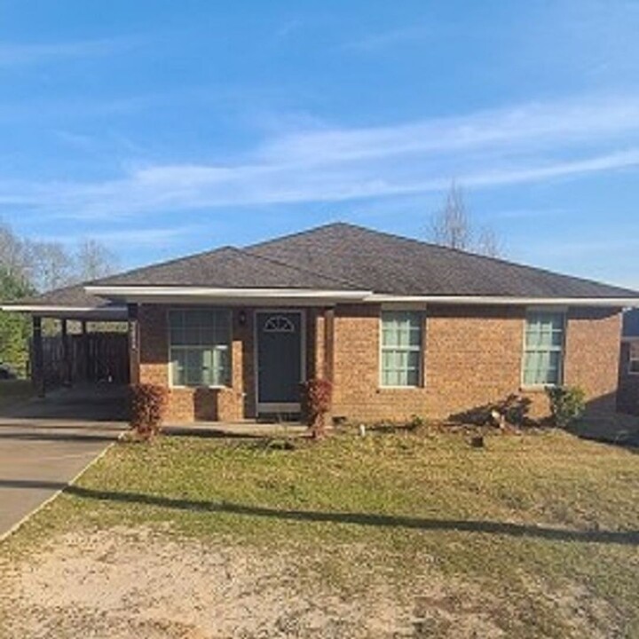 2435 S Fredonia St in Nacogdoches, TX - Building Photo