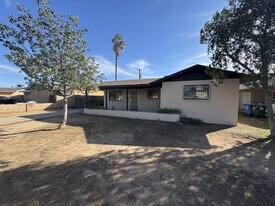 8019 W Earll Dr in Phoenix, AZ - Building Photo