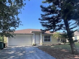 574 NW Goldcoast Ave in Port St. Lucie, FL - Building Photo