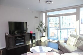 757 N Orleans St, Unit 706 in Chicago, IL - Building Photo - Building Photo