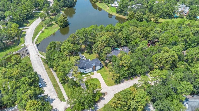 property at 1 E Wedgewood Glen