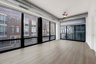 660 W Wayman St in Chicago, IL - Building Photo - Building Photo