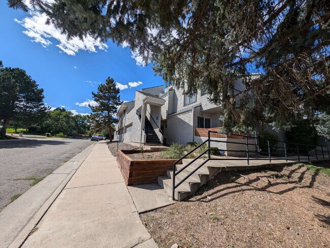 1825 Kendall St-Unit -#207 in Lakewood, CO - Building Photo - Building Photo