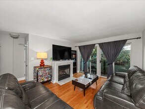7527 N Damen Ave, Unit 2P in Chicago, IL - Foto de edificio - Building Photo