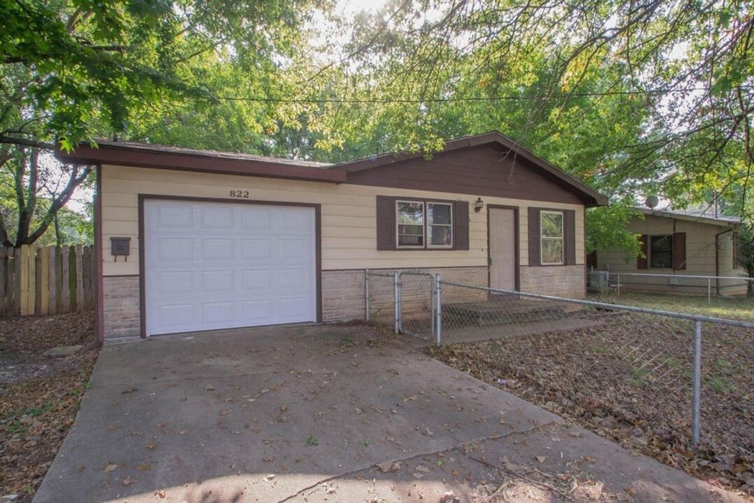 822 S Western Ave in Springfield, MO - Building Photo