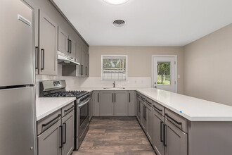 412 Brookside Dr W in Bryan, TX - Building Photo - Building Photo