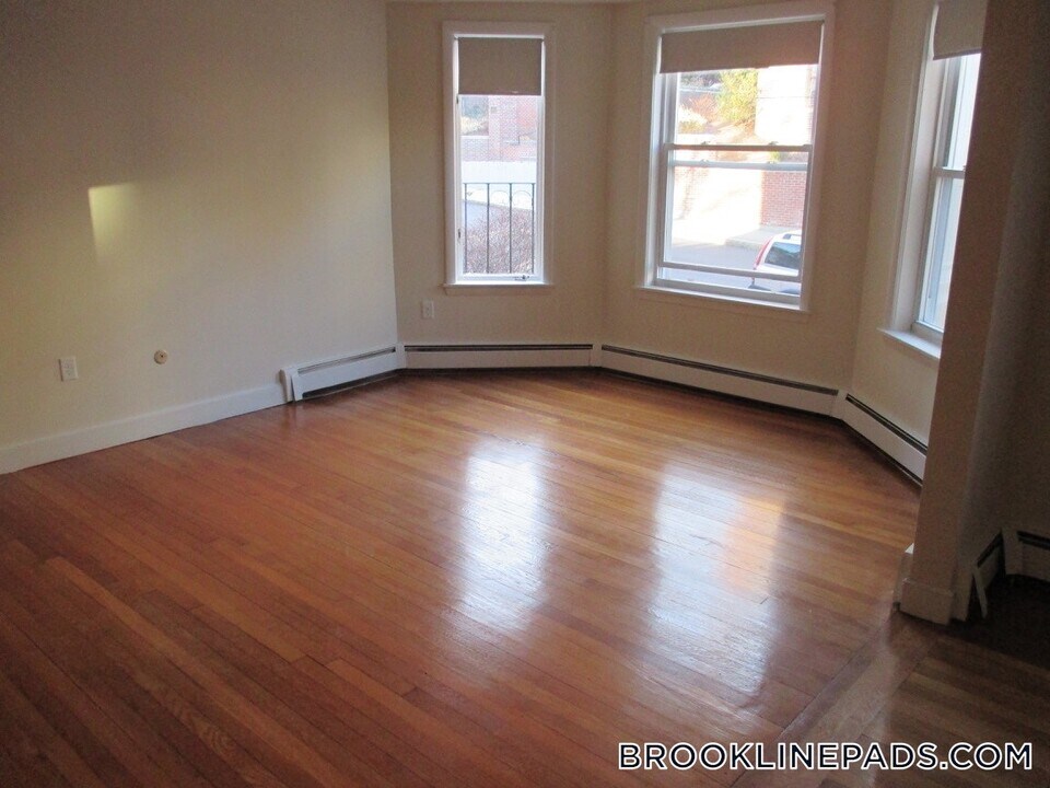 312 Tappan St in Brookline, MA - Building Photo