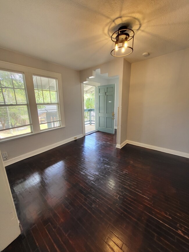 1718 Pine Grove Ave, Unit 3