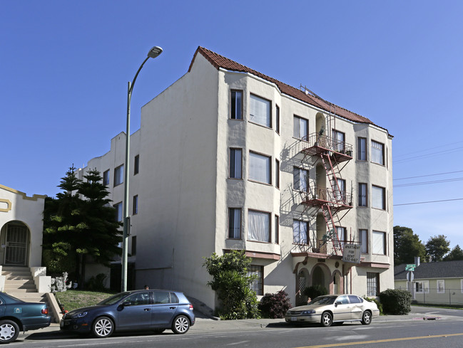 Bancroft Fairfax Apartments in Oakland, CA - Building Photo - Building Photo