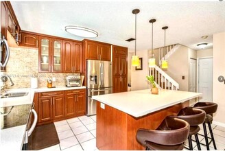 620 Royal Palm Way in Davie, FL - Foto de edificio - Building Photo