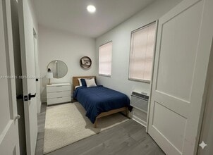 1560 SW 5th St, Unit 10 in Miami, FL - Foto de edificio - Building Photo