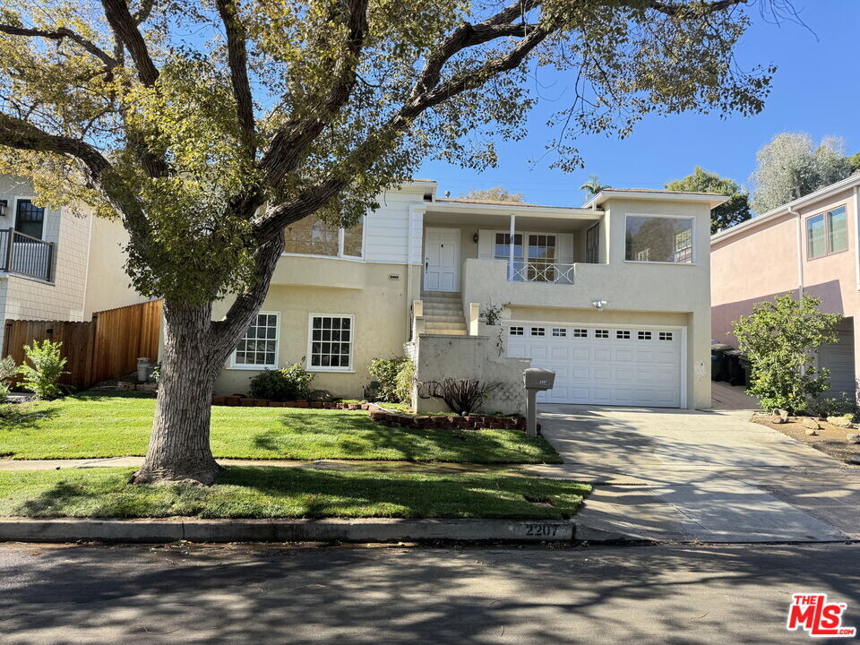 2207 S Canfield Ave in Los Angeles, CA - Building Photo