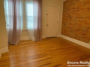 23 Aspinwall Ave in Brookline, MA - Building Photo - Building Photo