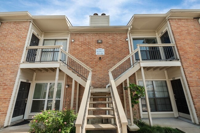 2001 Bering Dr in Houston, TX - Building Photo - Building Photo