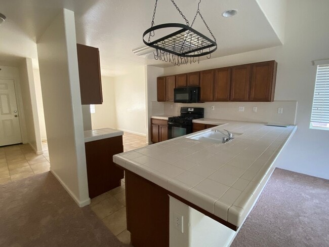 3238 Newport Ave in Visalia, CA - Building Photo - Building Photo