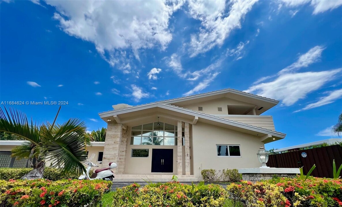 9825 Broadview Terrace in Bay Harbor Islands, FL - Foto de edificio