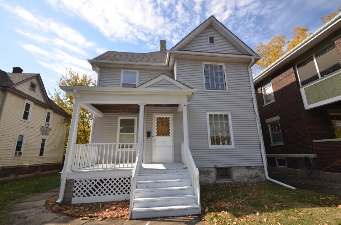 211 S Prospect St in Rockford, IL - Building Photo