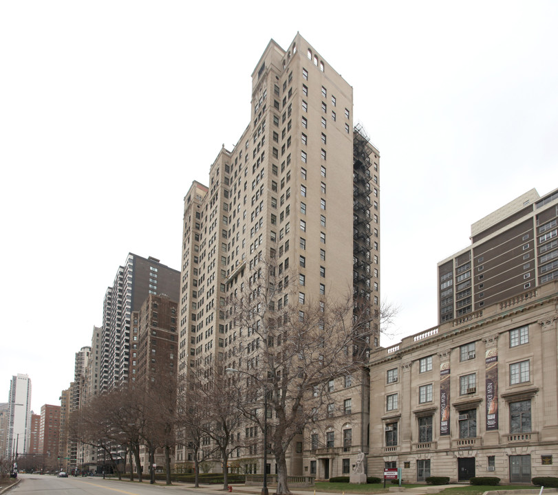 1500 N Lake Shore Dr in Chicago, IL - Building Photo