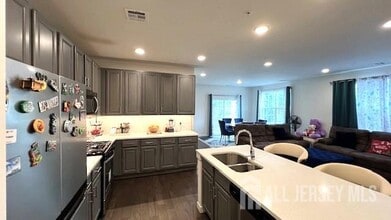727 Lorhan Dr in Piscataway, NJ - Building Photo - Building Photo