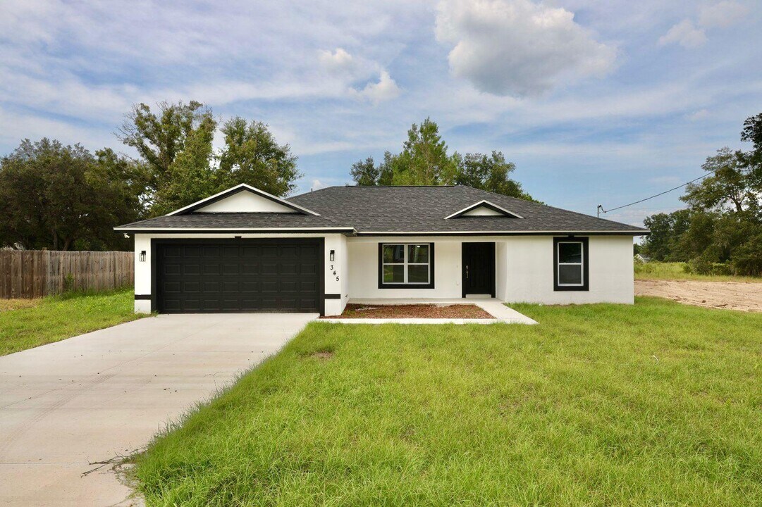 345 Malauka Loop in Ocklawaha, FL - Building Photo