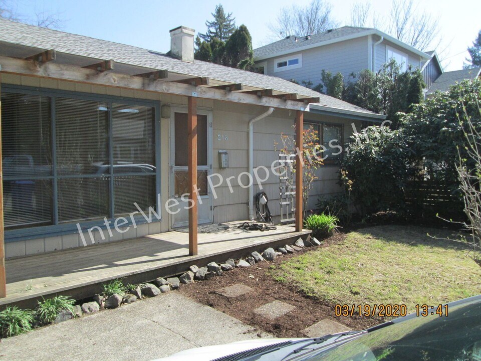 218 SE 88th Ave in Portland, OR - Building Photo