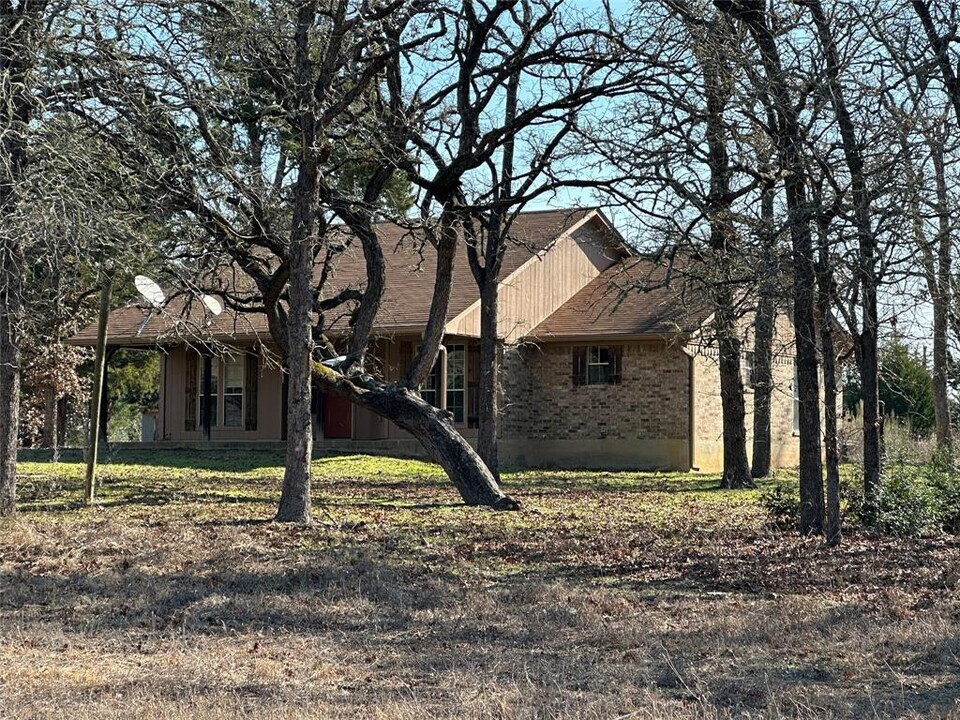 1047 Private Rd 3022 in Elgin, TX - Building Photo