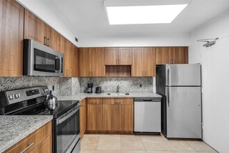 5101 Collins Ave in Miami Beach, FL - Building Photo - Building Photo