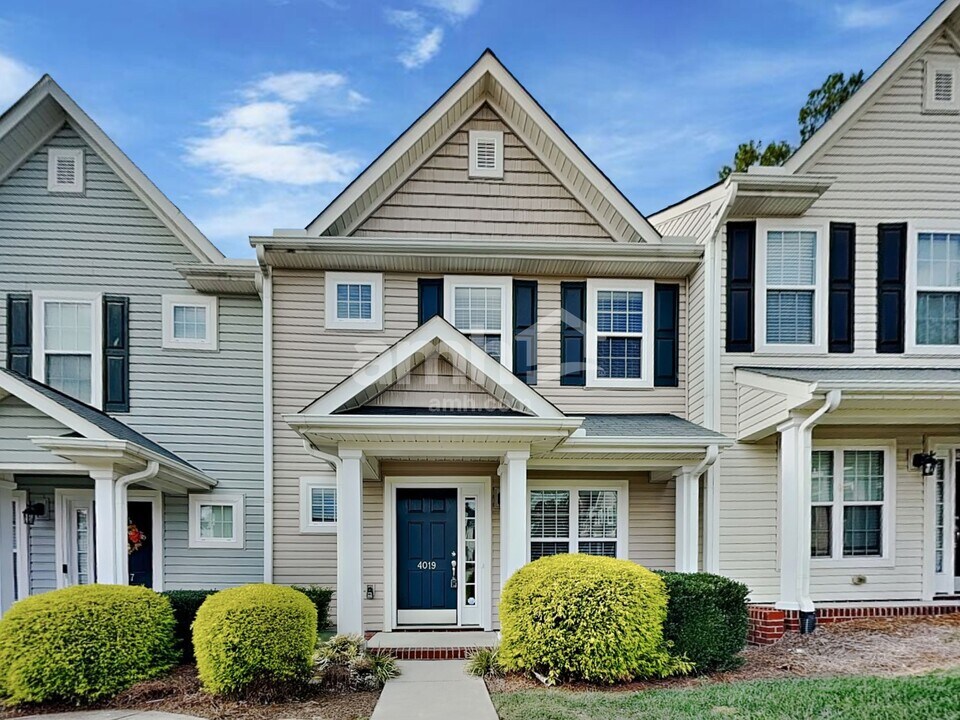 4019 Tarrant Trace Cir in High Point, NC - Foto de edificio