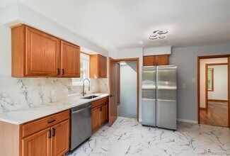 3914 W 13 Mile Rd, Unit B in Royal Oak, MI - Building Photo - Building Photo