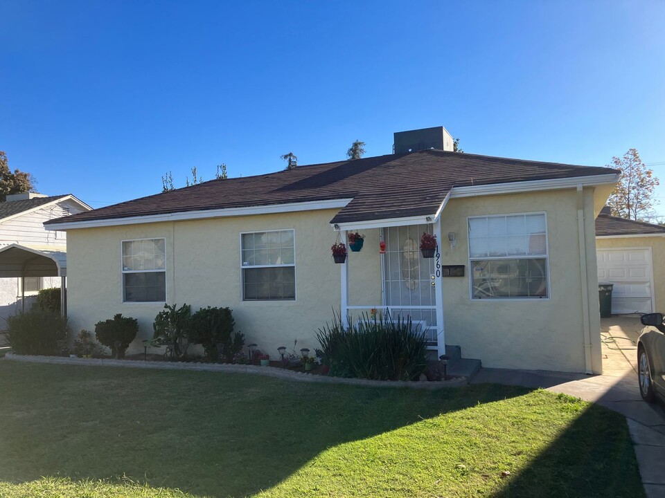 1960 Almond Ave in Merced, CA - Building Photo