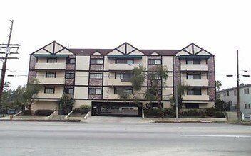 7601 N Hollywood Way in Burbank, CA - Foto de edificio - Building Photo