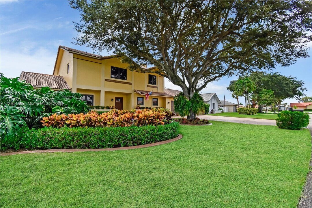 14950 Featherstone Way in Davie, FL - Building Photo