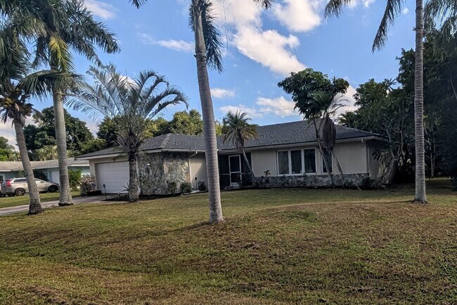 1010 Sumica Dr in Ft. Myers, FL - Building Photo - Building Photo