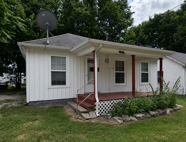property at 1012 W Elm Arcade