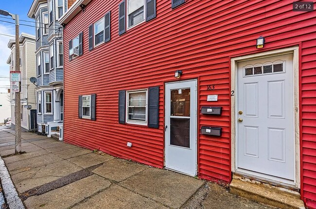 163 F St, Unit 2 in Boston, MA - Foto de edificio - Building Photo