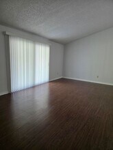 73 Oakridge Dr in West Seneca, NY - Building Photo - Building Photo