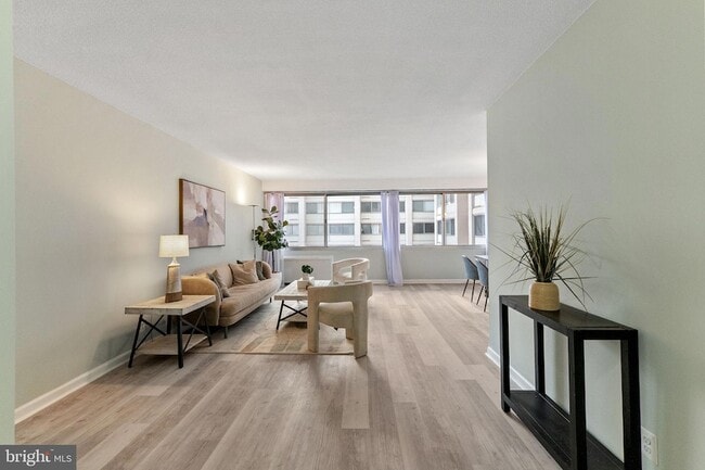 4515 Willard Ave in Chevy Chase, MD - Foto de edificio - Building Photo