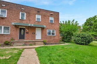1722 Yakona Rd in Parkville, MD - Foto de edificio - Building Photo