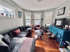 835 Fellsway, Unit 1 in Medford, MA - Foto de edificio - Building Photo