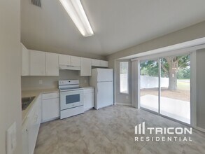 1404 Marsh Wood Dr in Seffner, FL - Building Photo - Building Photo
