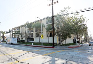 Hampton Court Apartments in Santa Ana, CA - Building Photo - Building Photo