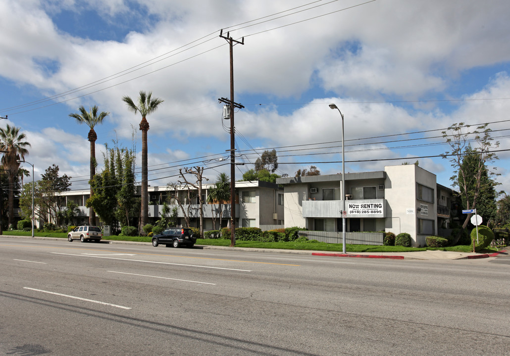 5451 Sepulveda Blvd in Sherman Oaks, CA - Building Photo